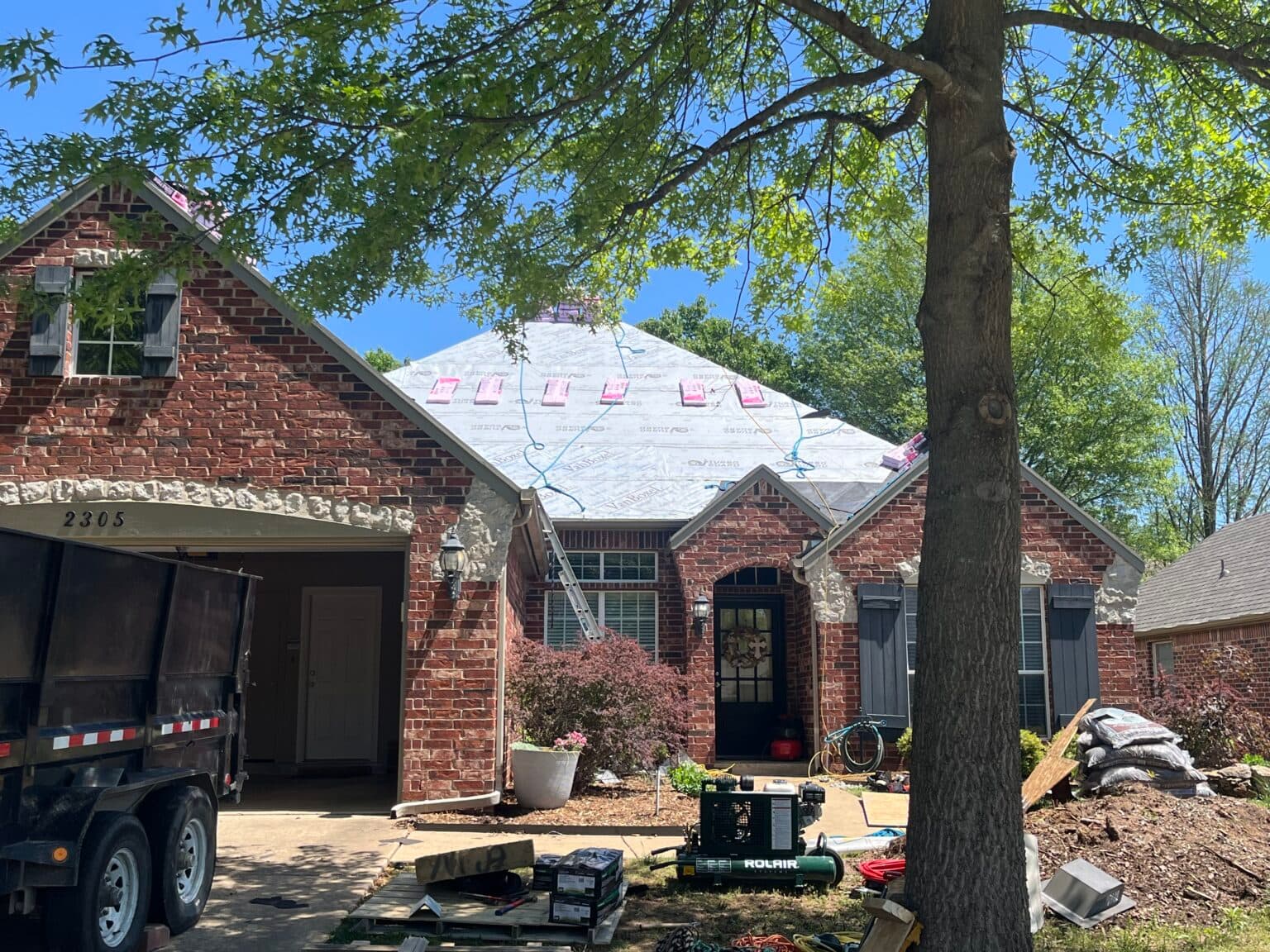 Finished architectural shingle roof on a brick home in Bixby, Oklahoma